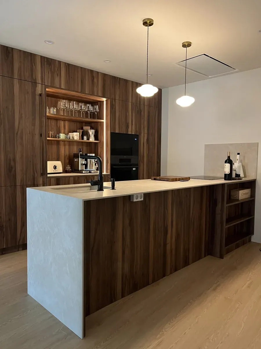 Cocina en nogal con isla de porcelánico