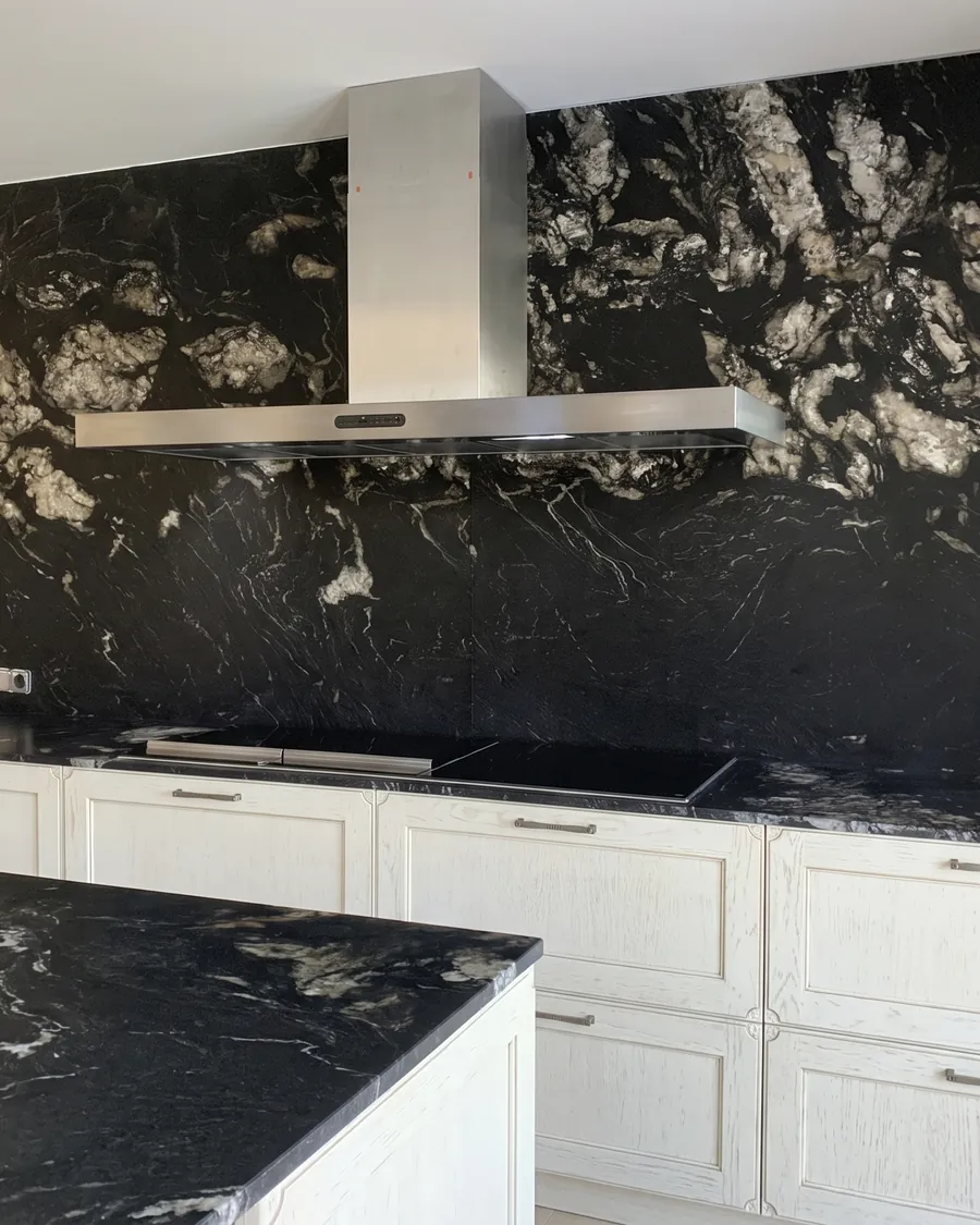 Cocina blanca con encimera y frontal de granito negro